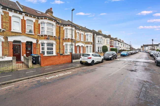 Flat 1, 25 Boswell Road, Thornton Heath, Surrey CR7 7RZ 77