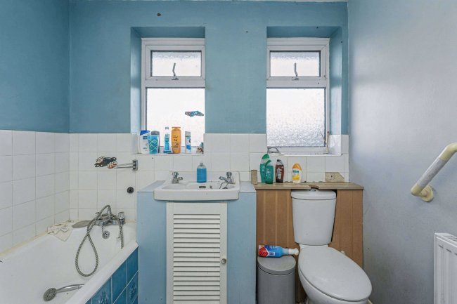 24 Rosemary Lane, Blackwater, Camberley, Hampshire, GU17 0LT 8