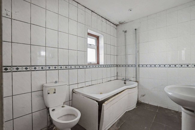 11b Ecclesbourne Road, Thornton Heath, Surrey, CR7 7BP 86