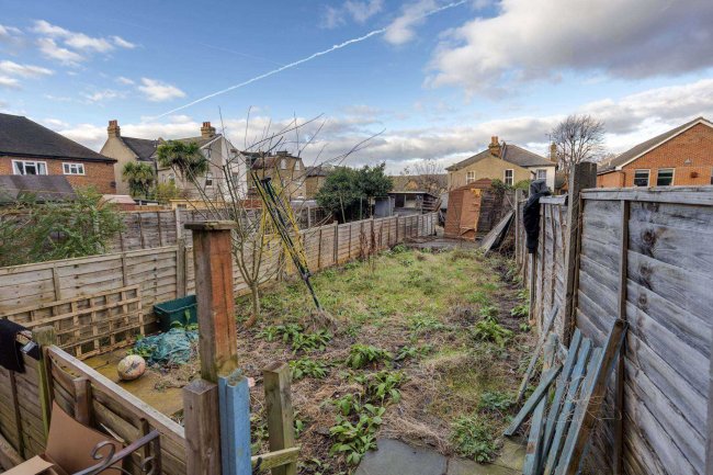 8 Falcourt Close, Sutton, Surrey, SM1 2RQ 2