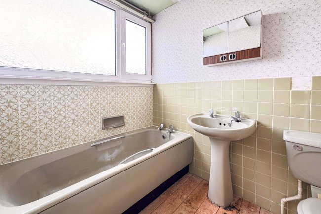 19 Hill View Road, Llandudno, Gwynedd, LL30 1SP 27