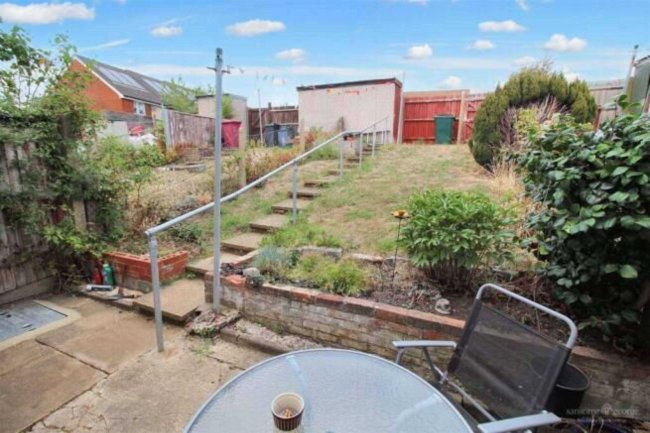 40 Helmsdale Close, Reading, Berkshire RG30 2PS 38