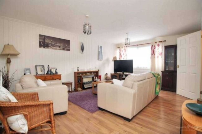 40 Helmsdale Close, Reading, Berkshire RG30 2PS 38