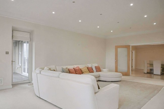 Flat 6 College House, 77 South Downs Road, Altrincham, Cheshire, WA14 3DZ 85