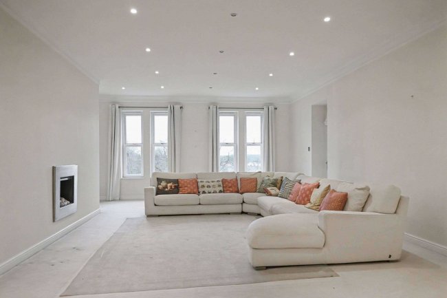 Flat 6 College House, 77 South Downs Road, Altrincham, Cheshire, WA14 3DZ 85