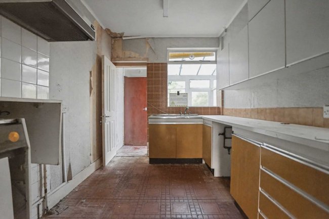 52 Wharncliffe Gardens, Croydon, London SE25 6DQ 9