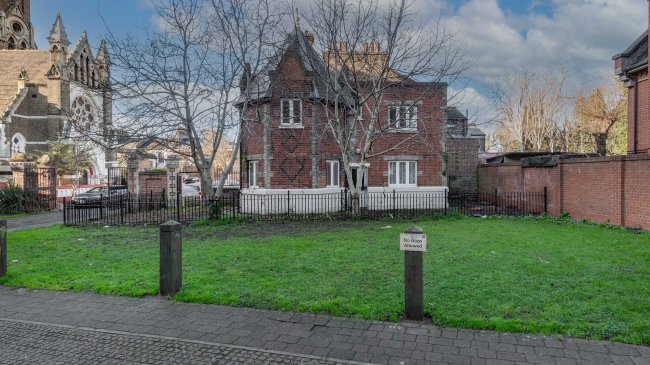 24 Madinah Road, Hackney, London, E8 1PG 4