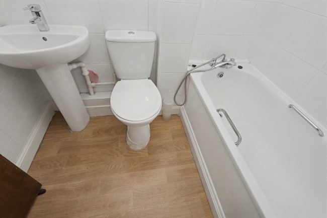 7 Caroe Court, 1 Bury Street, Edmonton, London, N9 7LE 3