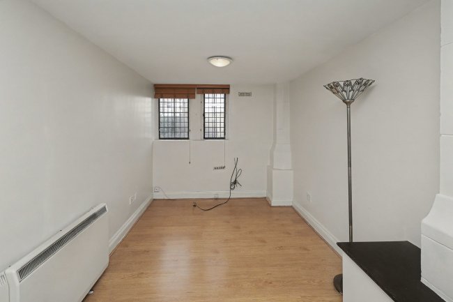 7 Caroe Court, 1 Bury Street, Edmonton, London, N9 7LE 3