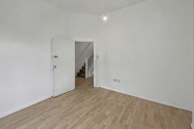 9 Rockmount Road, Crystal Palace, London SE19 3ST 6