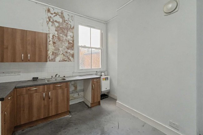 76b Manchuria Road, Battersea, London SW11 6AF 7