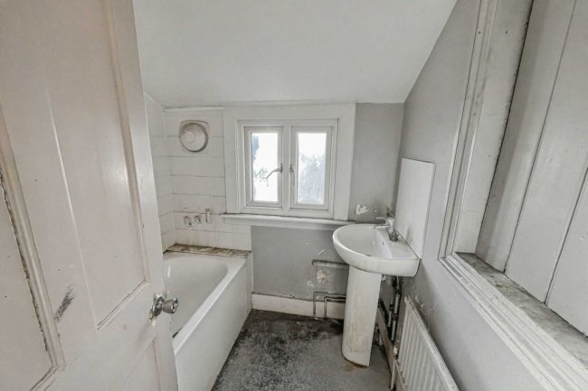 76b Manchuria Road, Battersea, London SW11 6AF 7