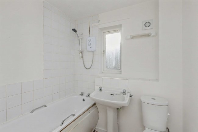 65 Vimy Road, Leighton Buzzard, Bedfordshire, LU7 1FQ 2
