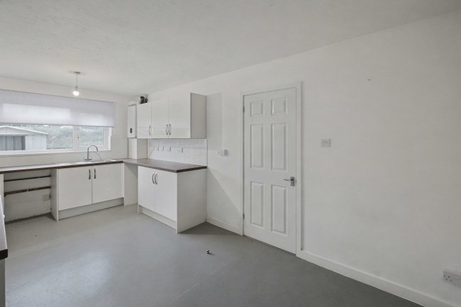 239 Gunville Road, Newport, Isle of Wight PO30 5LU 6