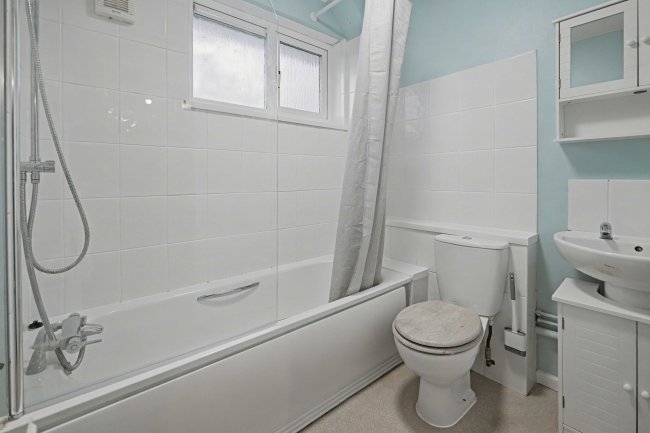 239 Gunville Road, Newport, Isle of Wight PO30 5LU 6