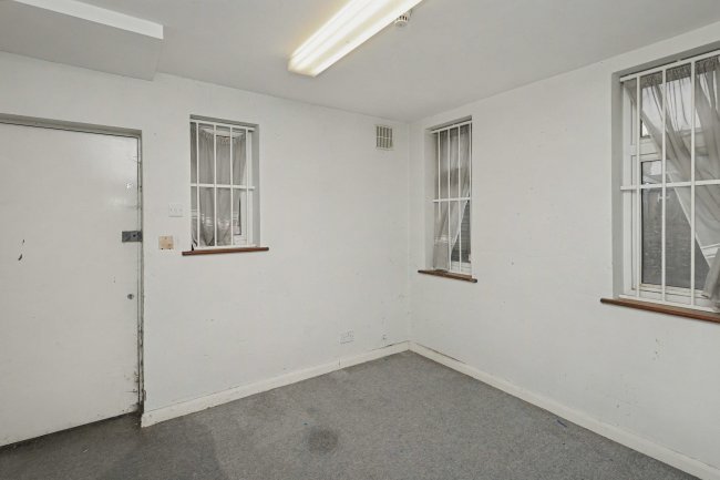 3 Old Park Avenue, Enfield, EN2 6PJ 5