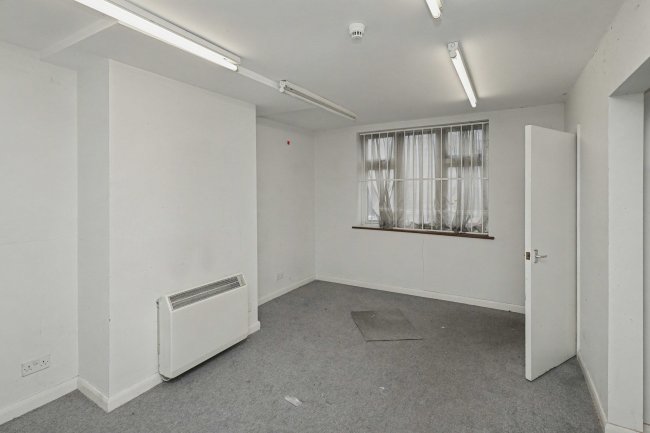 3 Old Park Avenue, Enfield, EN2 6PJ 5