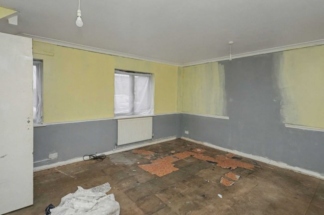 53 Gibbfield Close, Romford, RM6 5UF 6