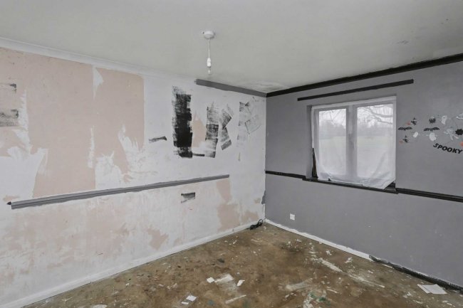 53 Gibbfield Close, Romford, RM6 5UF 6