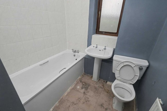 53 Gibbfield Close, Romford, RM6 5UF 6