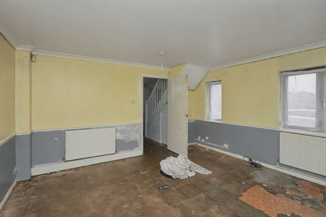 53 Gibbfield Close, Romford, RM6 5UF 6