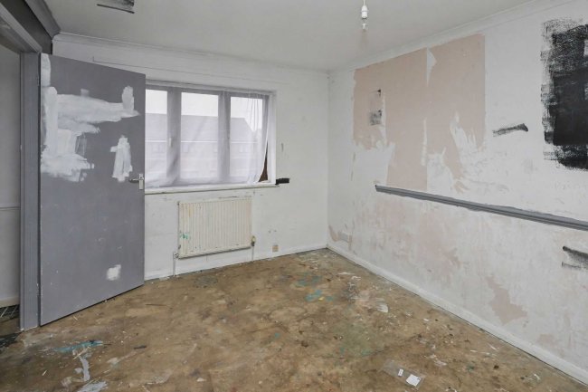 53 Gibbfield Close, Romford, RM6 5UF 6