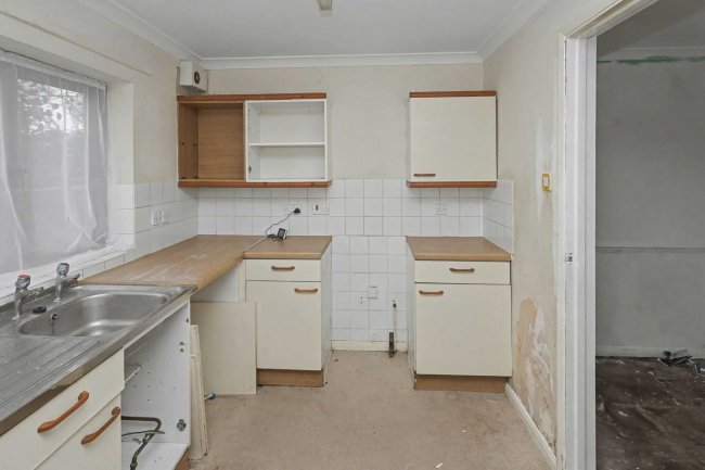 53 Gibbfield Close, Romford, RM6 5UF 6