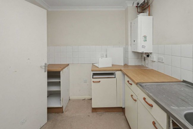 53 Gibbfield Close, Romford, RM6 5UF 6