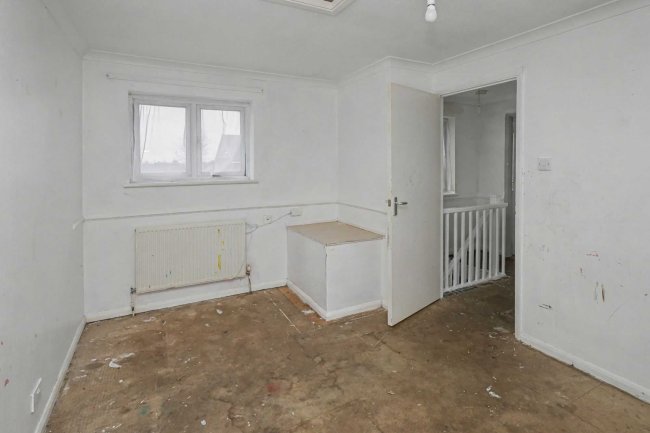 53 Gibbfield Close, Romford, RM6 5UF 6