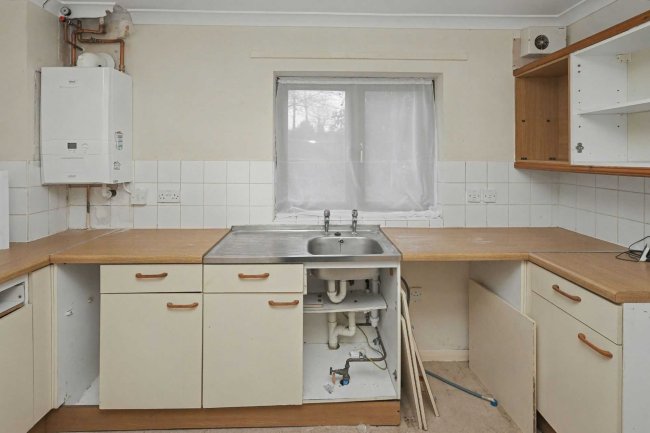 53 Gibbfield Close, Romford, RM6 5UF 6