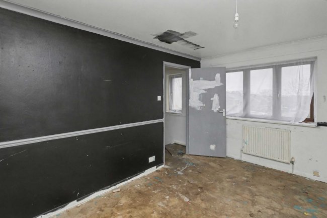 53 Gibbfield Close, Romford, RM6 5UF 6