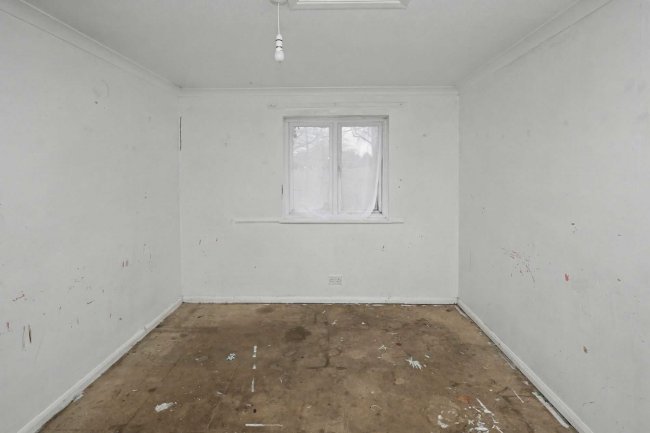 53 Gibbfield Close, Romford, RM6 5UF 6