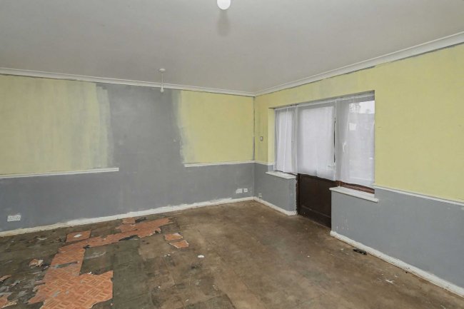 53 Gibbfield Close, Romford, RM6 5UF 6