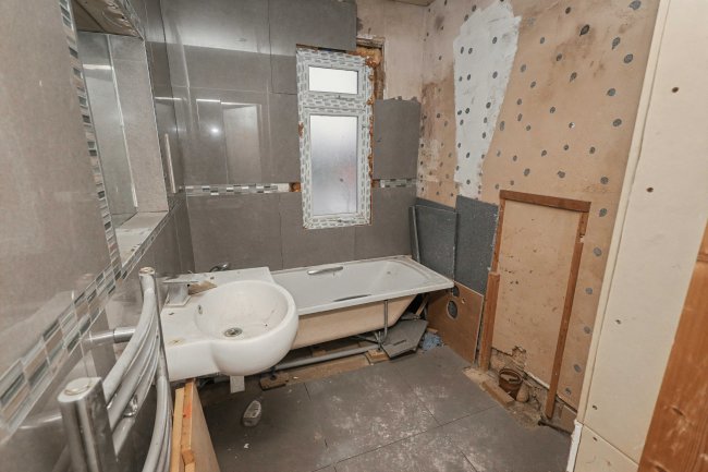 2a Windmill Hill, Enfield EN2 6SA 4