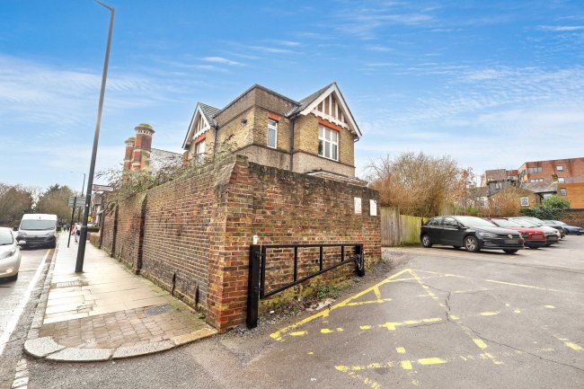 2a Windmill Hill, Enfield EN2 6SA 4