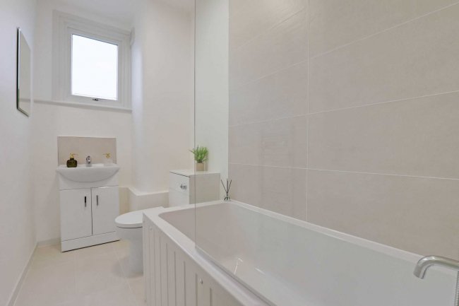 105 Kingsley Flats, Old Kent Road, London SE1 5XG 1