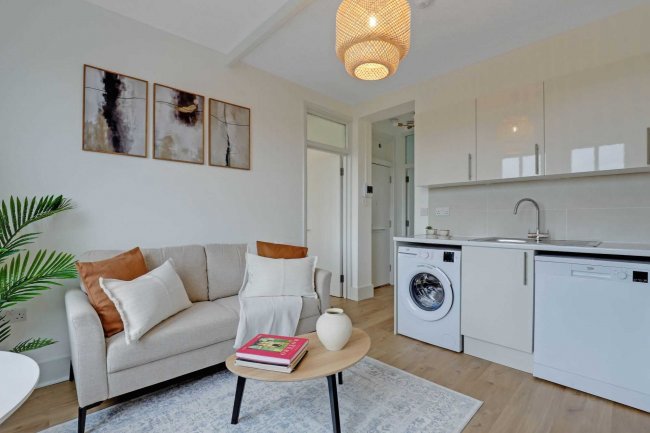 105 Kingsley Flats, Old Kent Road, London SE1 5XG 1