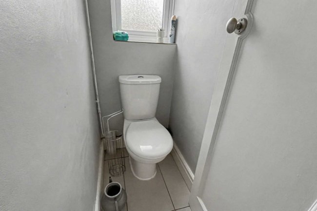 7 Sedgeway, Catford, London, SE6 1JR 4