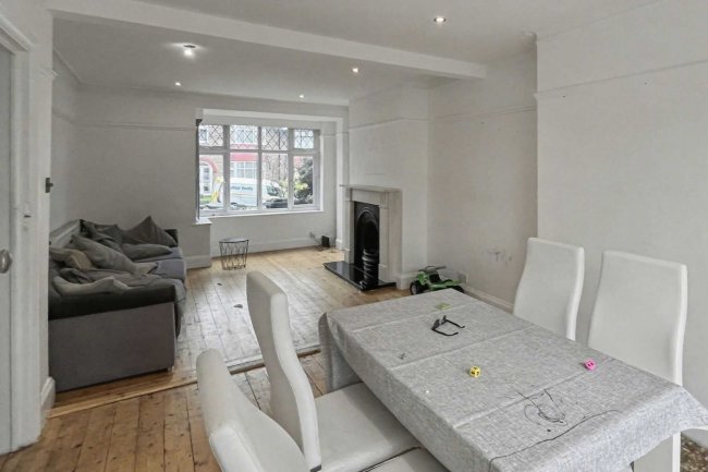 7 Sedgeway, Catford, London, SE6 1JR 4