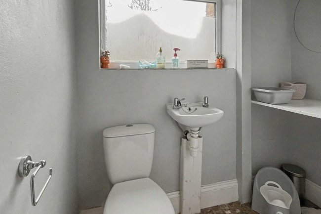 7 Sedgeway, Catford, London, SE6 1JR 4