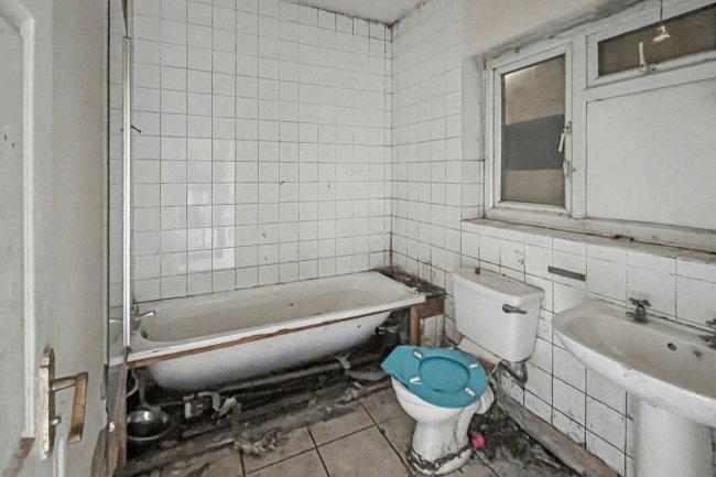 2 Edmund Road, Mitcham, Surrey, CR4 3AR 4