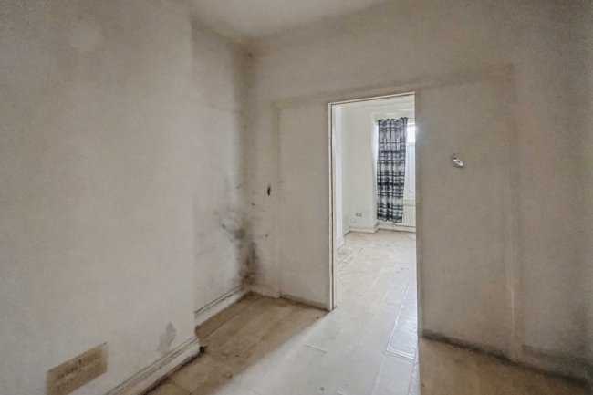 2 Edmund Road, Mitcham, Surrey, CR4 3AR 4