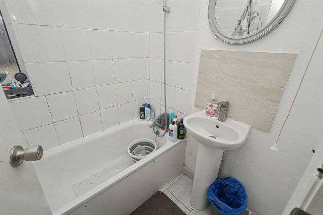 28a Goresbrook Road, Dagenham, Essex, RM9 6UR 3