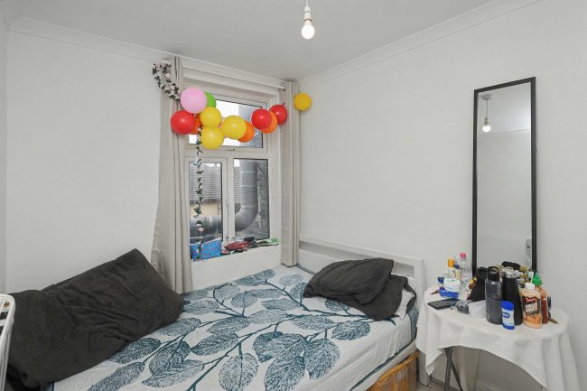 28a Goresbrook Road, Dagenham, Essex, RM9 6UR 3