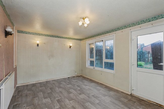 27 Owen Close, Wellingborough, Northamptonshire, NN8 3LW 8