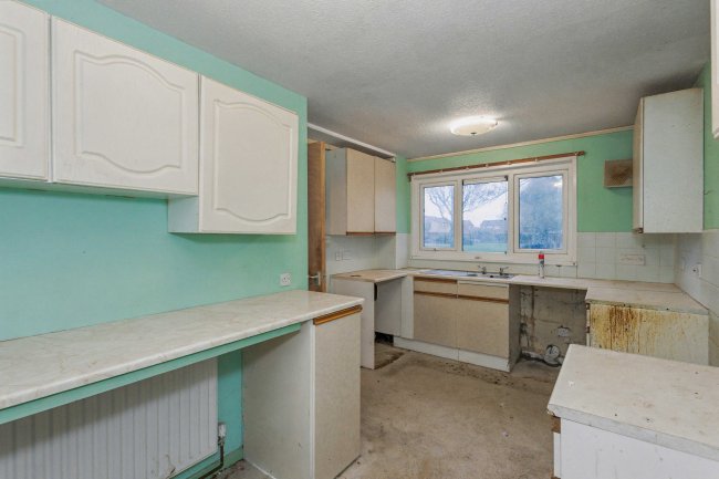 27 Owen Close, Wellingborough, Northamptonshire, NN8 3LW 8