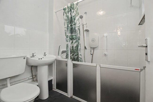 37 Firthcliffe Drive, Liversedge, West Yorkshire, WF15 6HR 8