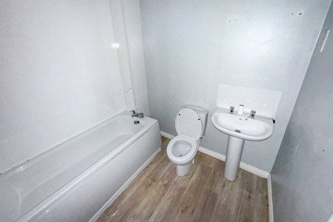 17 Little Meadow Close, Ilkeston, Derbyshire, DE7 8YH 5