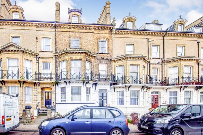 Flat 5, 5 Kirkley Cliff, Lowestoft, Suffolk, NR33 0BY 1