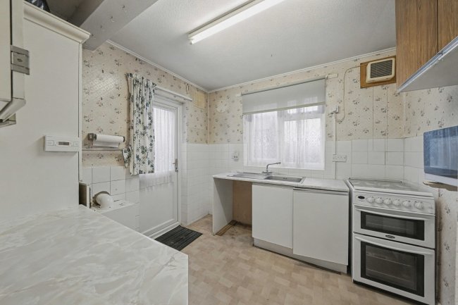 25 Braund Avenue, Greenford, Greater London, UB6 9JG 3